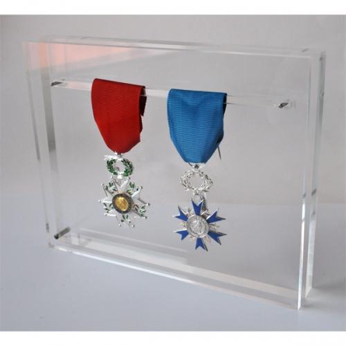 Présentoir en plexiglas pour 5 médailles et décorations militaires