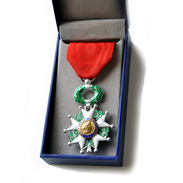 LOT DE MÉDAILLES - Légion d'honneur, mérite... - Police, Militaire, armée.. EUR 100,00 - FR