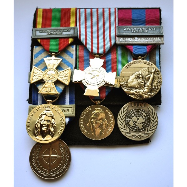 Présentoirs à médailles - Accroche-médaille, Fabricant de patchs tissés et  brodés