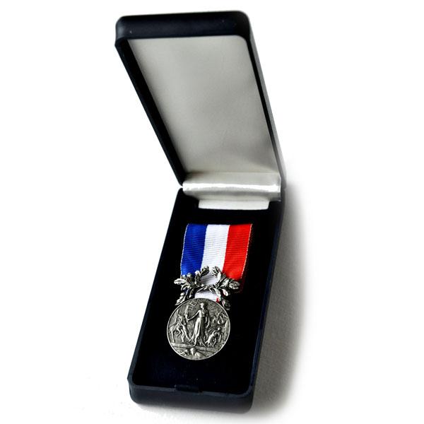 MEDAILLE COURAGE ET DEVOUEMENT argent 2e classe