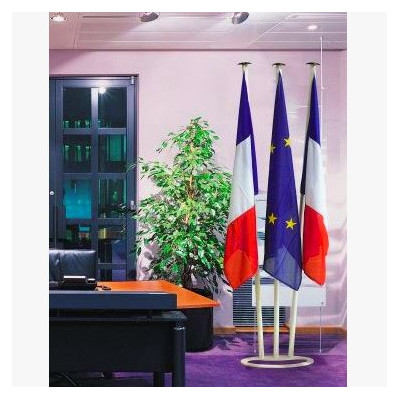 LOT DE 3 DRAPEAUX AVEC MAT ALU  2M - socle acier triple plat