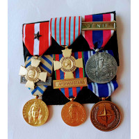 MONTAGE MEDAILLES PENDANTES support velours noir