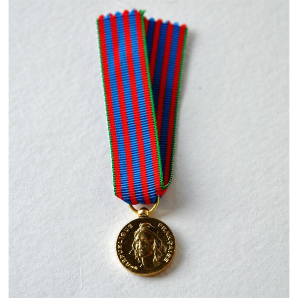 EST  pour la Médaille Commémorative Française Agrafe ASIE DU SUD 